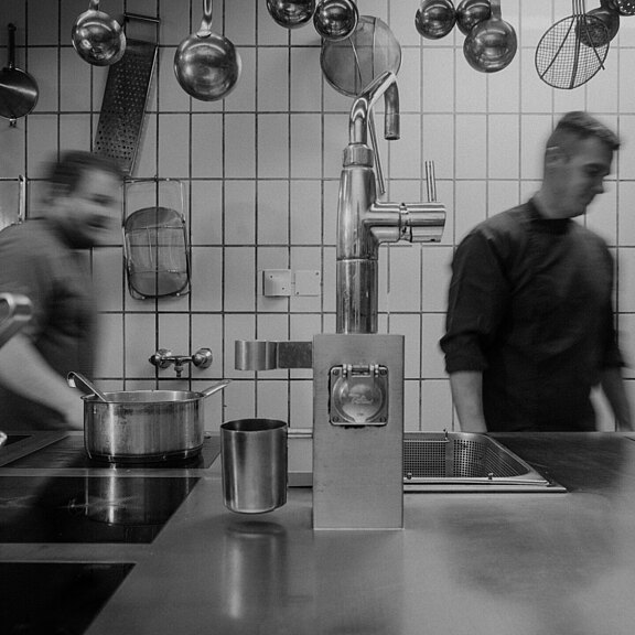 Köche in der Hotelküche in Bewegung, Schwarz-Weiß-Stil