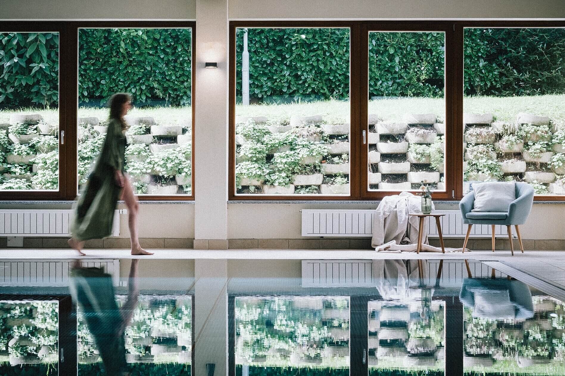 Wellness und Erholung während der Menopause-Woche im Simon Entspannter Wellnessmoment im Pool des Vitalhotel Simon