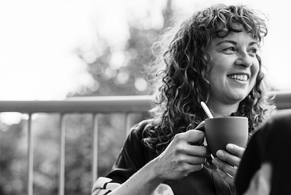 Unsere Seminarräume bieten viel Tageslicht, moderne Technik und ein Ambiente, das inspiriert statt belastet Dame beim Entspannen nach einem erfolgreichen Arbeitstag