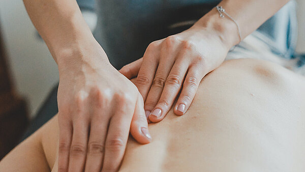Massage mit Hand