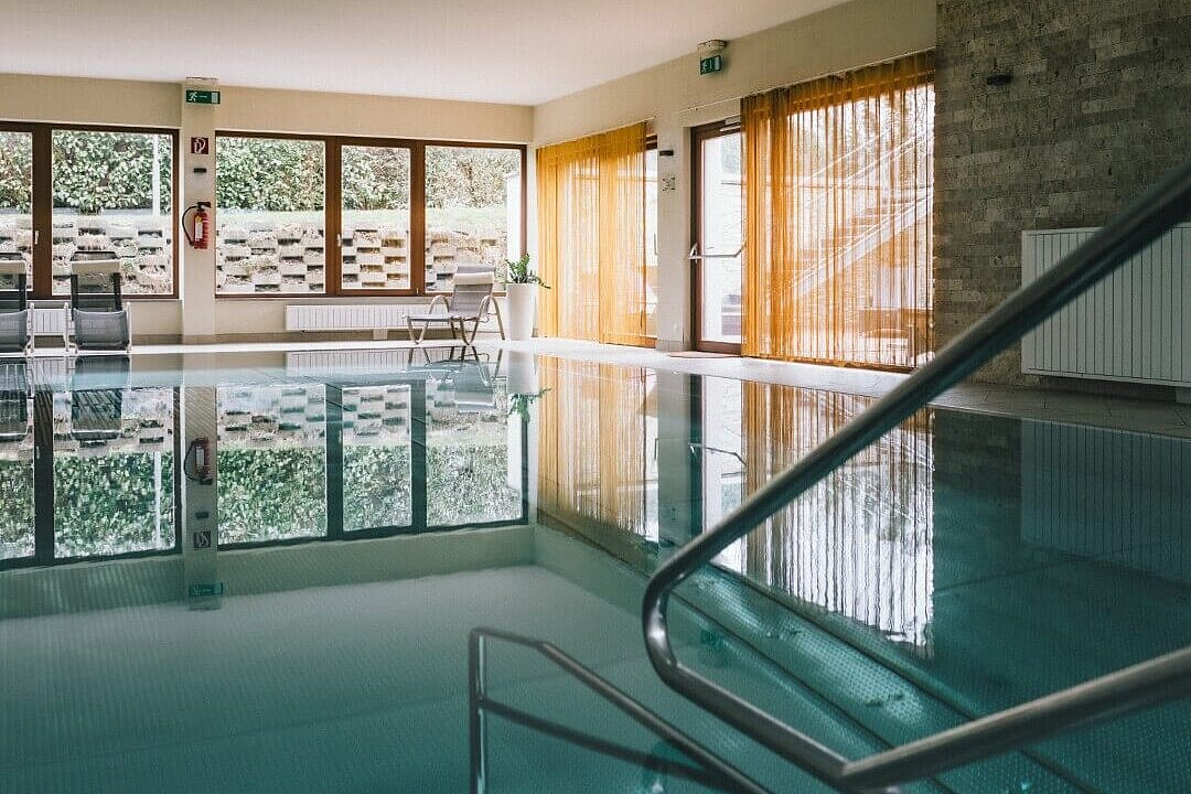 Wellness und Krafttanken bei der Menopause-Woche Entspannter Poolbereich im Vitalhotel Simon für Wellness und Erholung
