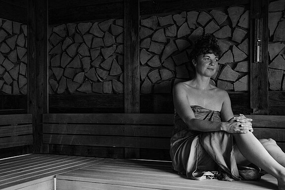 Gemütliche finnische Sauna mit Holzverkleidung und Liegeflächen im Hotel Simon.