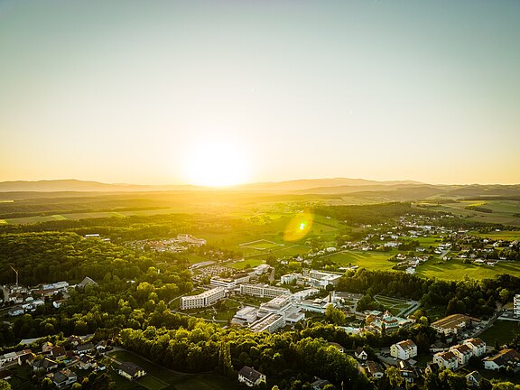Abendstimmung über Bad Tatzmannsdorf mit Blick auf die weite Hügellandschaft im Südburgenland